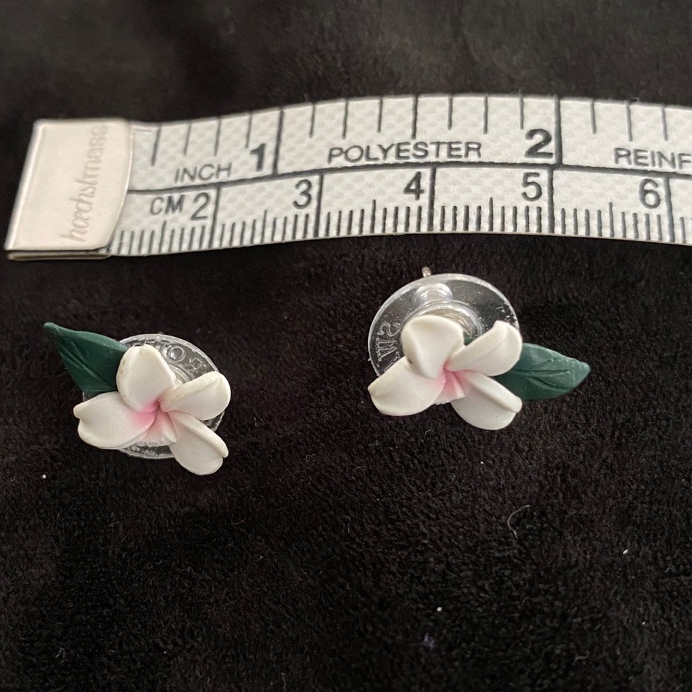 Flower post earrings